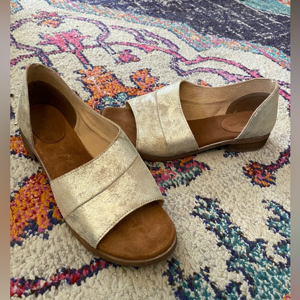 Leather Peep Toe Side Cut flats. Neutral metallic